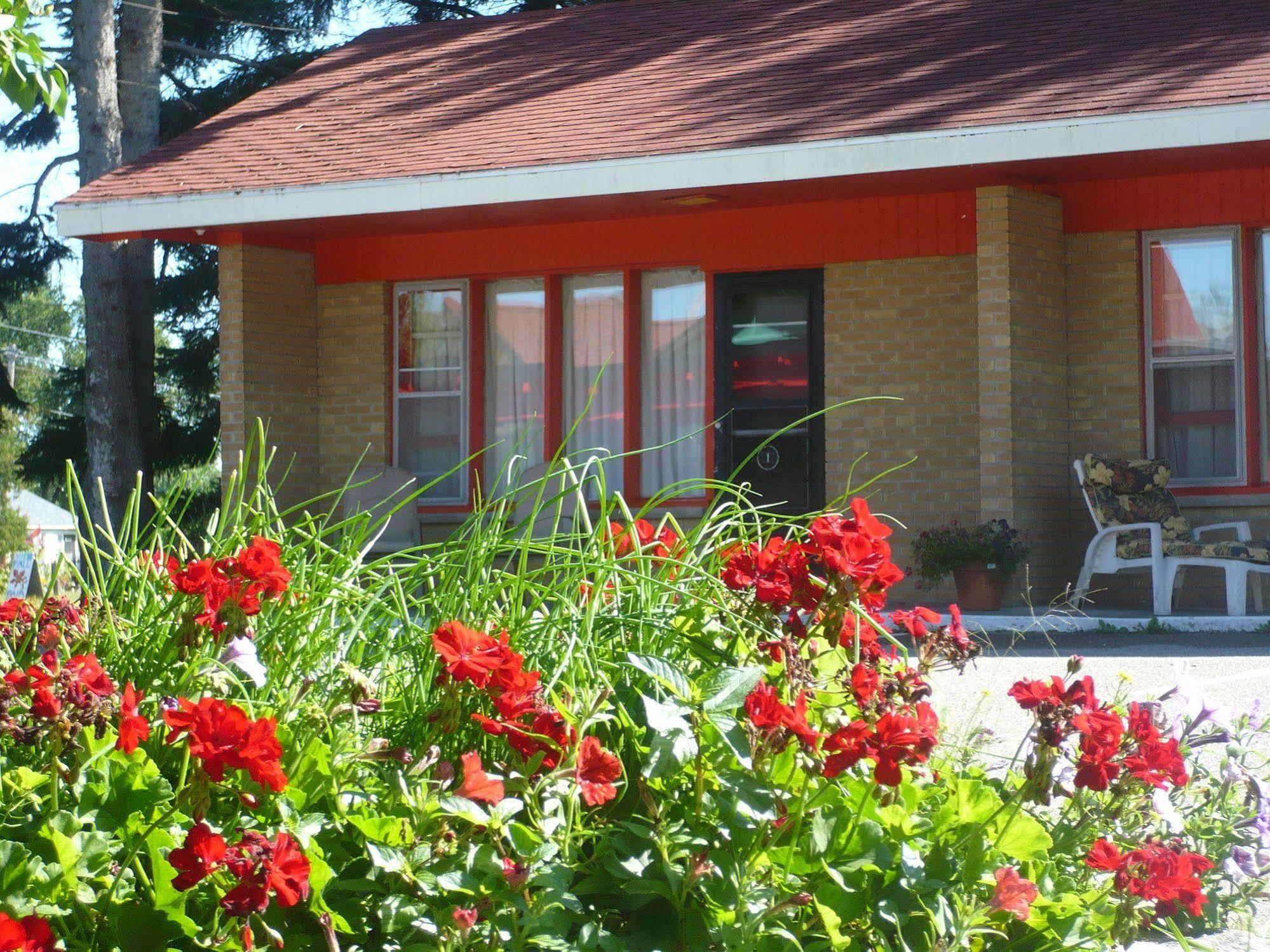 Red Top Motor Inn Iron Bridge Exterior photo